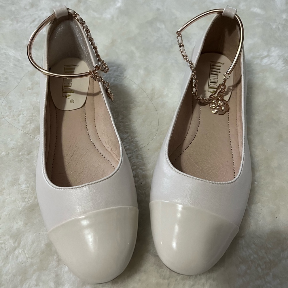 Elegant Cream Ballet Leather Flats with Gold Accents